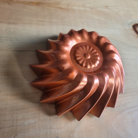 Vintage Copper Tone Swirl Fluted Mold Pan - Picture 3 of 8